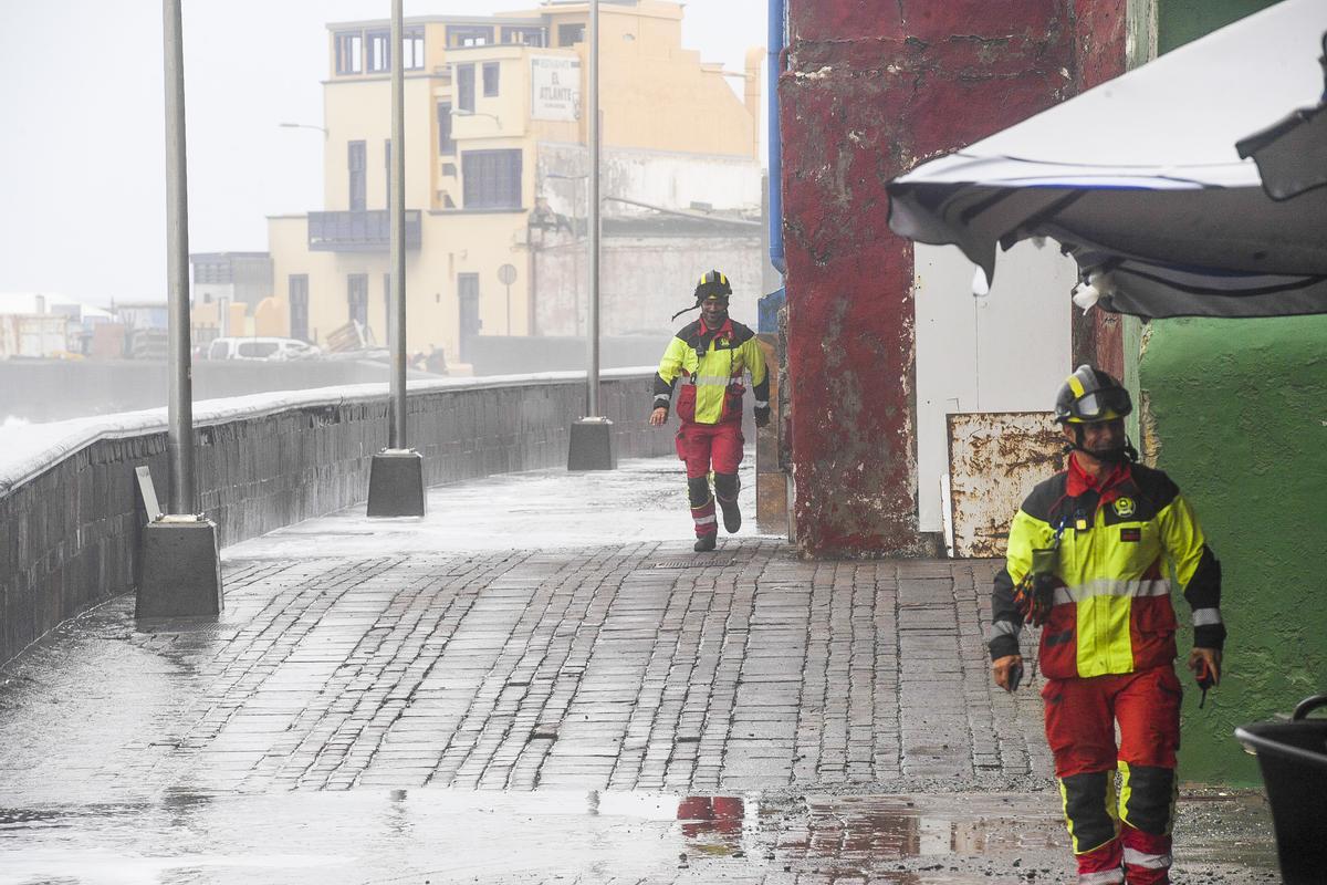 Oleaje fuerte en el paseo del barrio de San Cristóbal en Las Palmas de Gran Canaria. Oleaje fuerte en el paseo del barrio de San Cristóbal en Las Palmas de Gran Canaria.