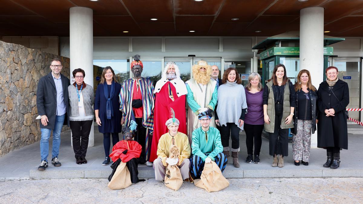 Armengol, con los Reyes Magos en el Hospital de Manacor