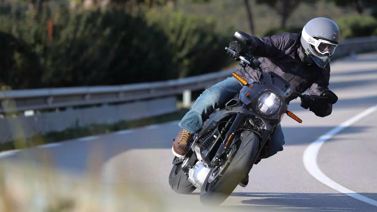 Al manillar de la Harley eléctrica