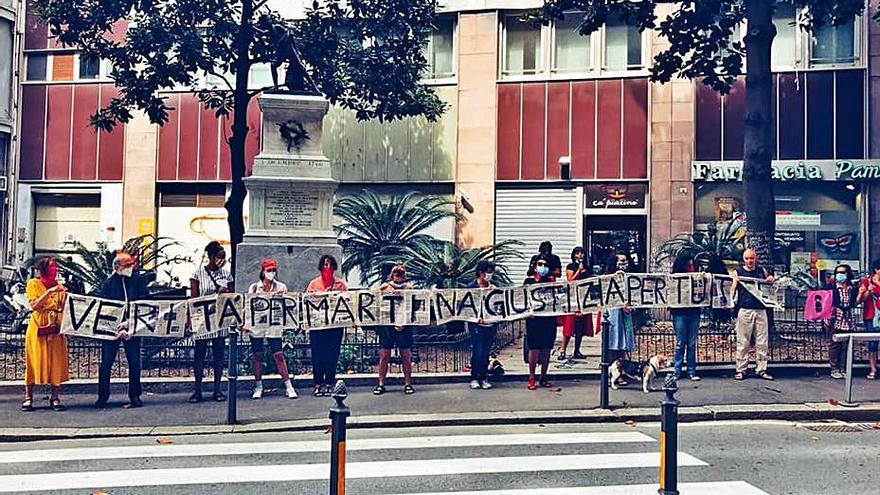 Protesta ante el juzgado italiano en la que piden justicia para la víctima.