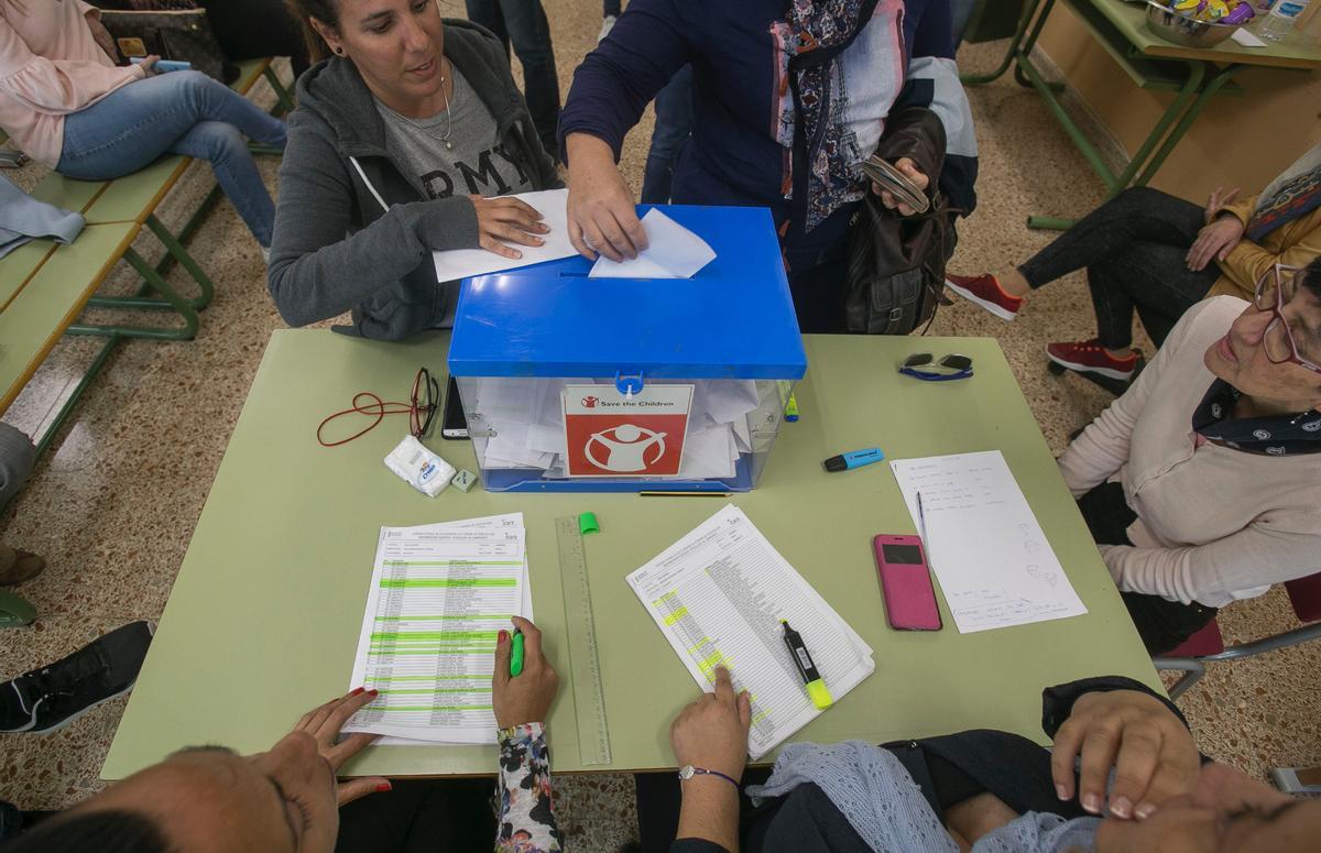 Urnas para votar sobre el cambio de jornada escolar en un centro educativo