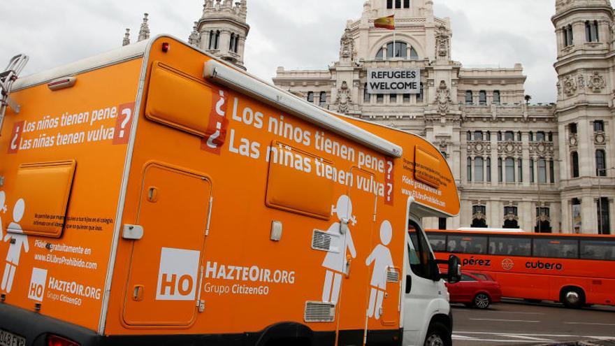 Unas 200 personas se manifiestan en Madrid contra la campaña transfóbica