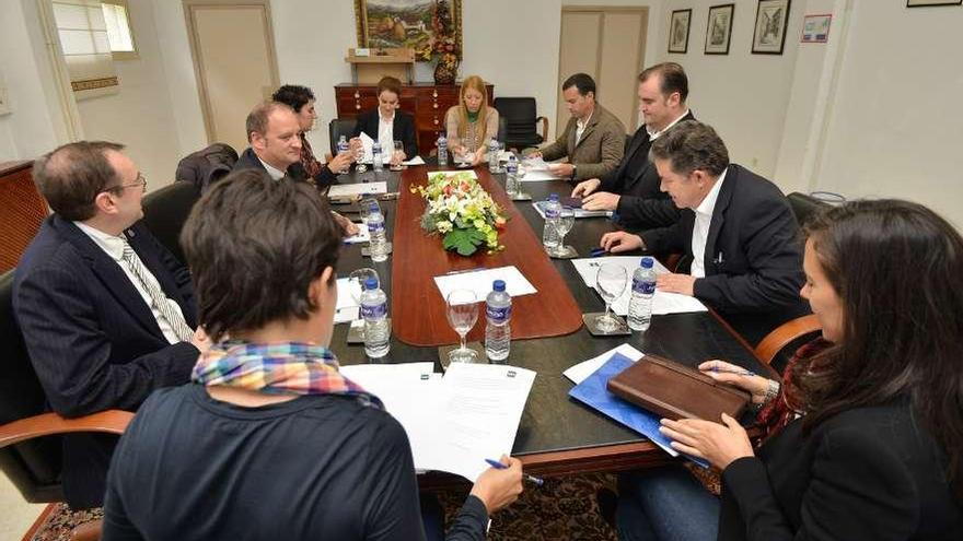 Los representantes del Patronato de la UNED de Pontevedra reunidos ayer en junta rectora.// Gustavo Santos