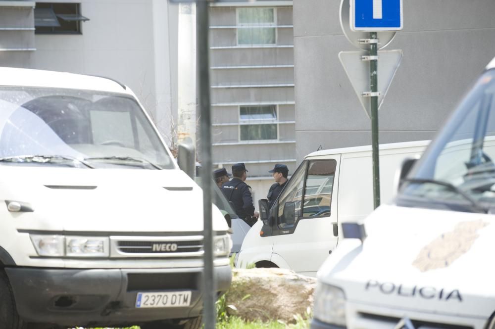 Amplio despliegue policial con varias unidades de la Policía Nacional y rastreo aéreo en helicóptero para registrar una docena de viviendas en el barrio de Monte Alto