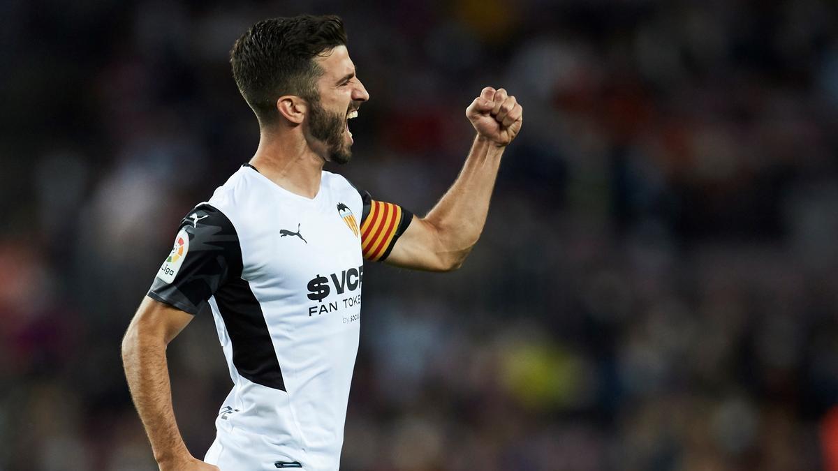 Gayà celebra un gol como capitán del Valencia CF