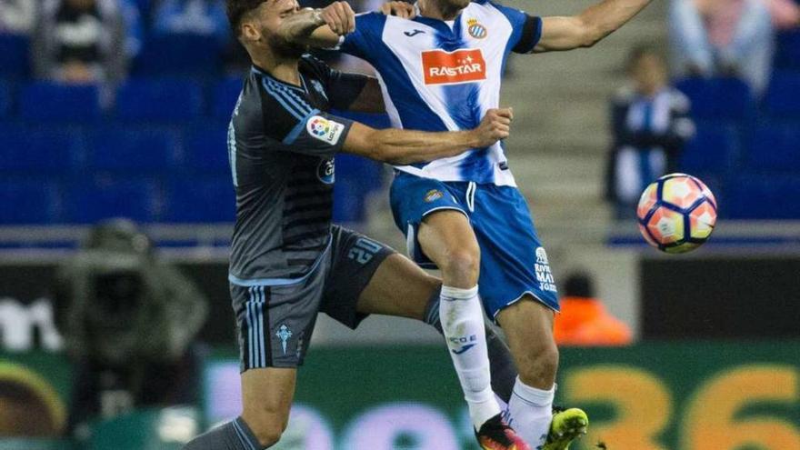 Baptistao suelta el brazo sobre el rostro de Sergi Gómez, con el que mantuvo una intensa y dura pelea ayer. // Xavi Bonilla