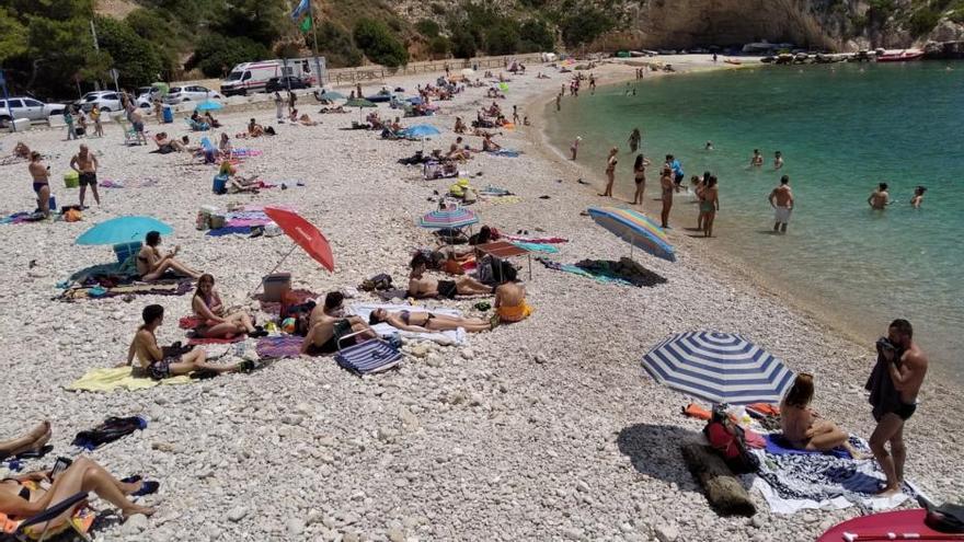 La cala de la Granadella en Jávea entra en la fase 3 de la desescalada con gran afluencia