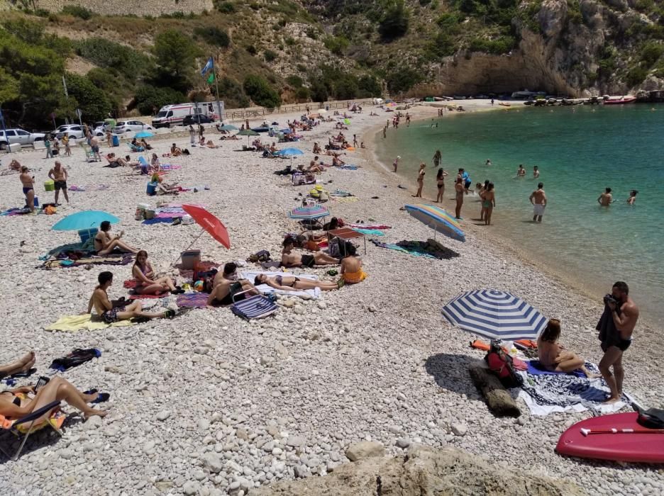 La cala de la Granadella en Jávea entra en la fase 3 de la desescalada con gran afluencia