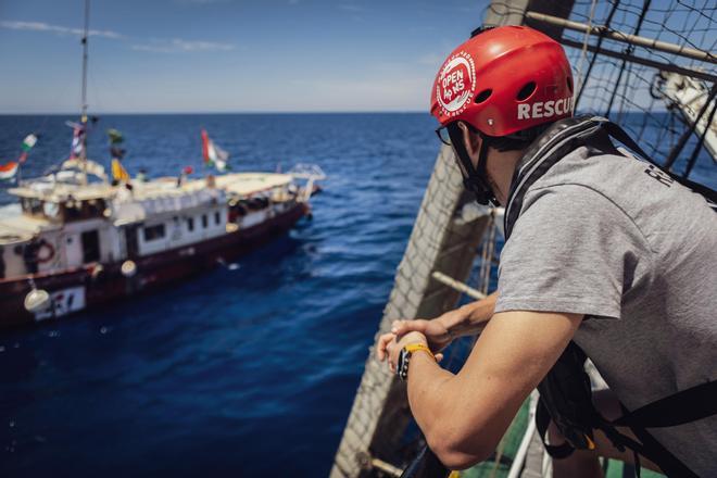 El Open Arms entrega de provisiones a la flotilla que se dirige hacia Gaza