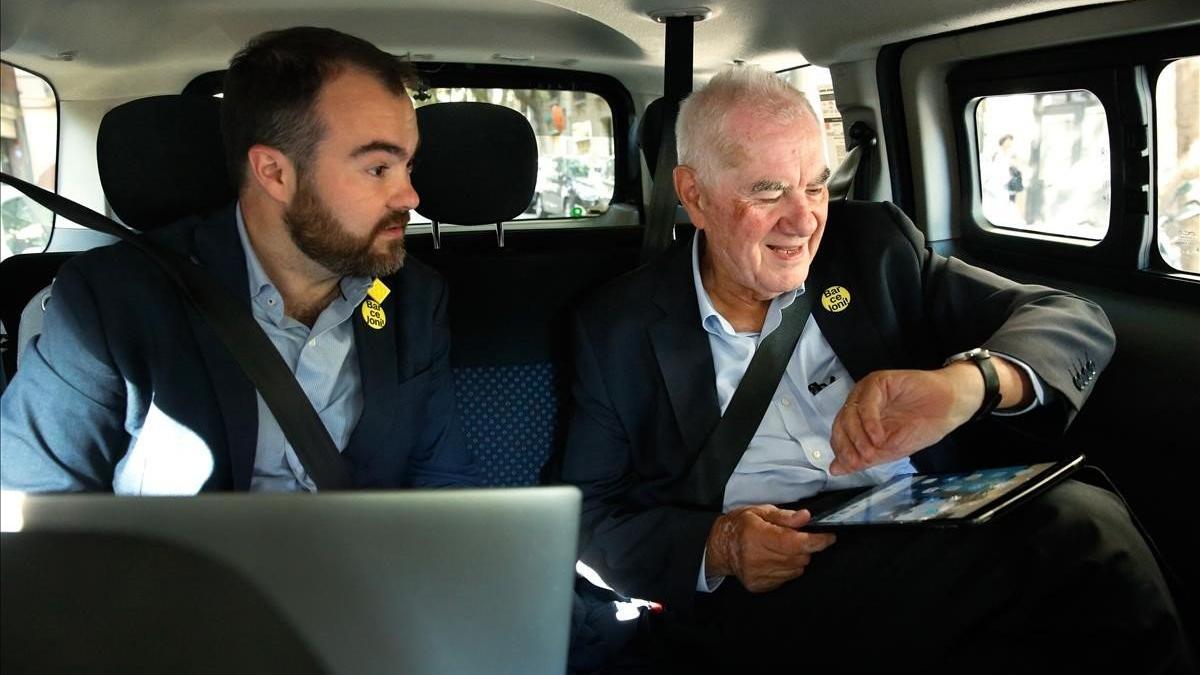 Ernest Maragall en un taxi después de la reunión mantenida en ERC con su candidatura.