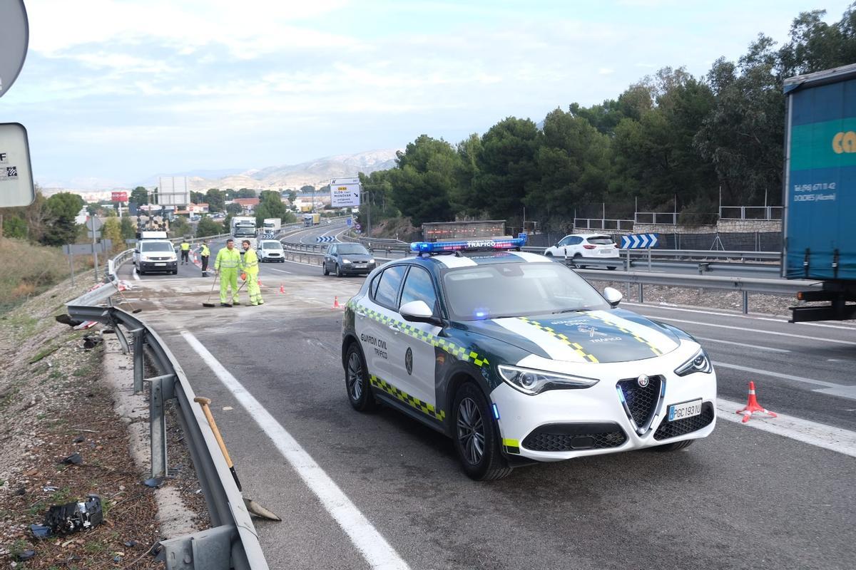 El acceso a Elda desde la A-31 por el antiguo puesto de la Cruz Roja permanecía cortado a las 10 horas.