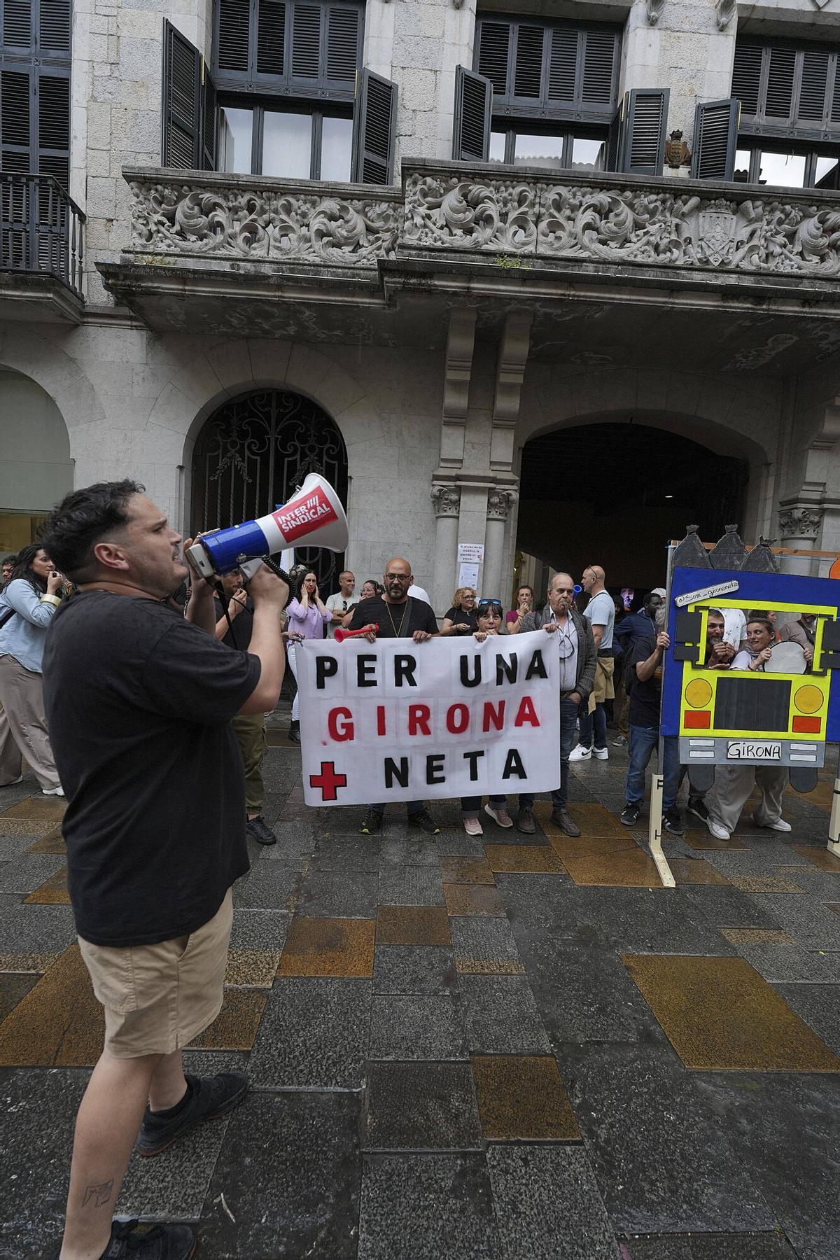 Girona plaça del Vi protesten els treballadors de Girona+Neta
