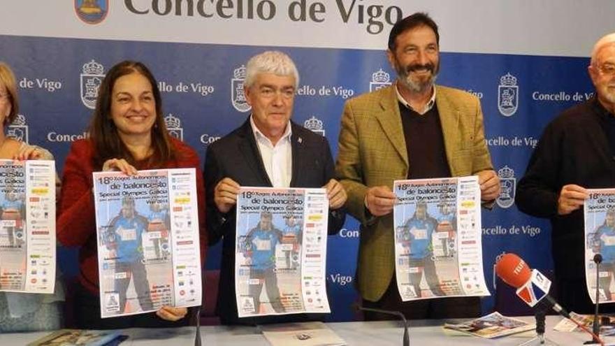 Abelairas, Iglesias, Manel Fernández, Eladio Fernández y el padre Carlos Ortiz, ayer en el Concello.