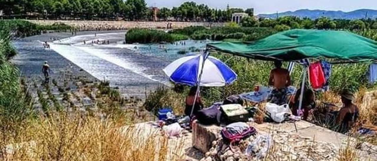 Los turistas se expanden por todos los rincones de l&#039;Assut de Antella durante el verano.