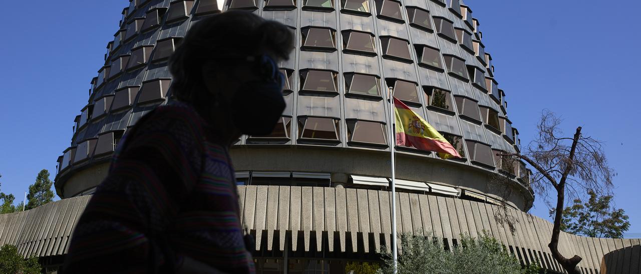 Una persona camina por las inmediaciones del Tribunal Constitucional, a 1 de julio de 2021, en Madrid, (España).