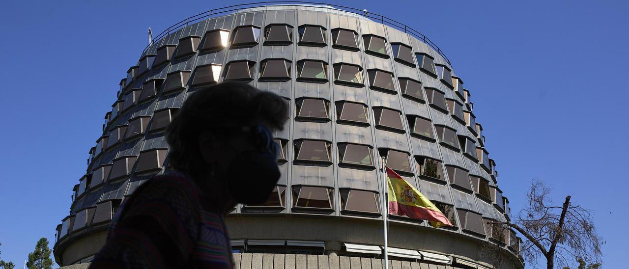 Una persona camina por las inmediaciones del Tribunal Constitucional, a 1 de julio de 2021, en Madrid, (España).