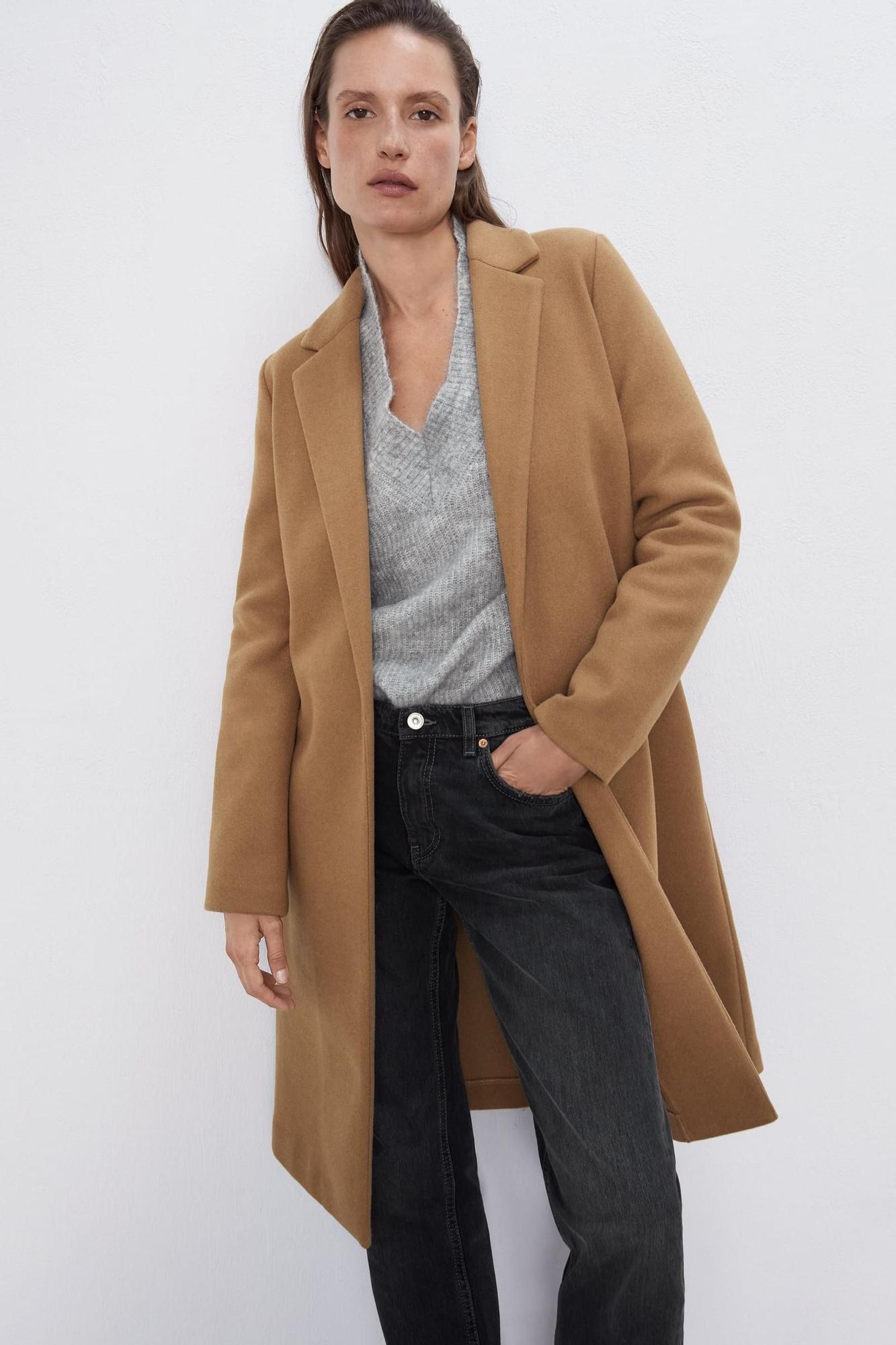 Este abrigo largo de corte masculino de Zara solo cuesta 30 euros y es todo  un básico - Woman