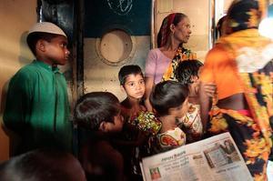 Un nen plora entre la gentada que omple de gom a gom l’estació de Kamlapur, a Dhaka. Demà, dia 15, comença un llarg pont festiu per a la majoria musulmana de Bangla Desh.