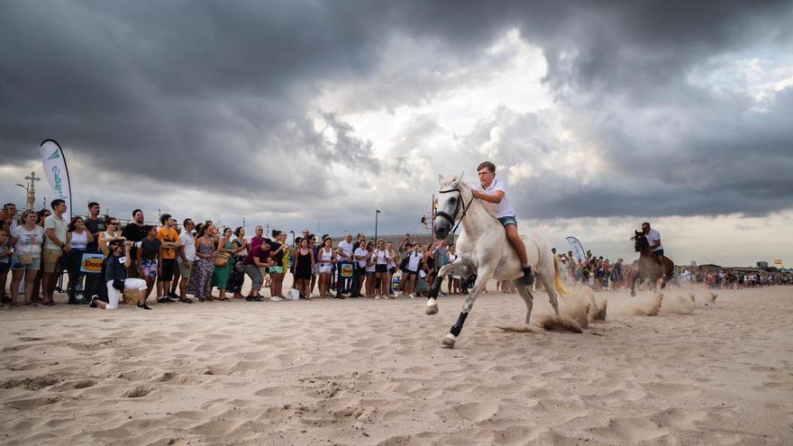 Les Corregudes de Joies, la emoción a caballo de los 400 metros en la playa de Pinedo
