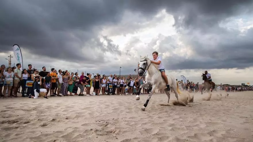 Les Corregudes de Joies, la emoción a caballo de los 400 metros en la playa de Pinedo