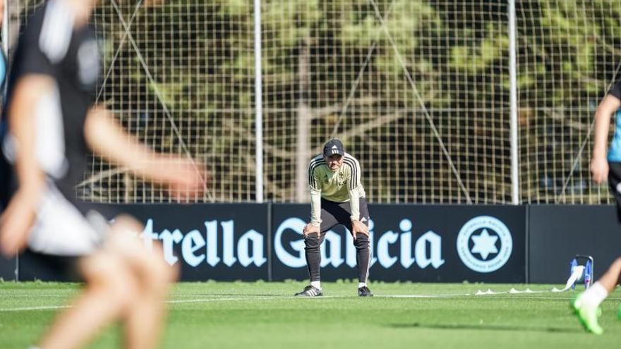 Coudet dirige el entrenamiento de ayer en Mos. // RCCELTA