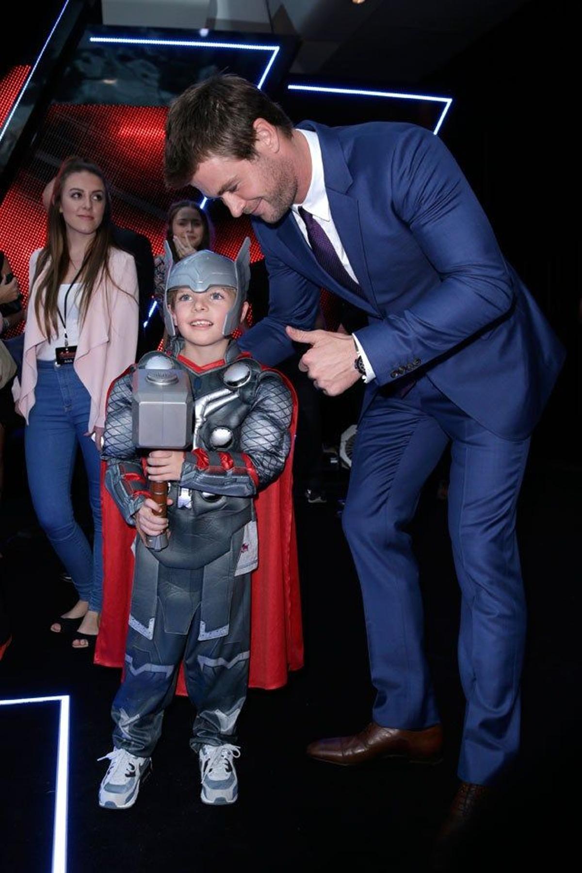 Chris Hemsworth, con un pequeño fan, en el estreno londinense de 'Los Vengadores: la era de Ultrón'