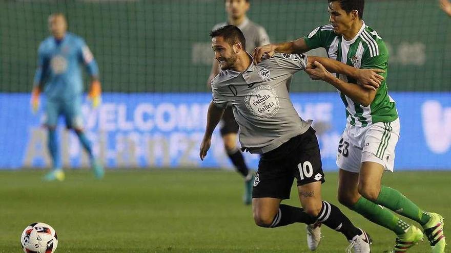 Mandi disputa un balón con el delantero rumano del Deportivo Florin Andone. // José Manuel Vidal