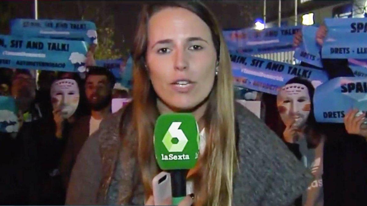 Mireia Germán, reportera de 'Más Vale Tarde', cuando estaba en pleno directo