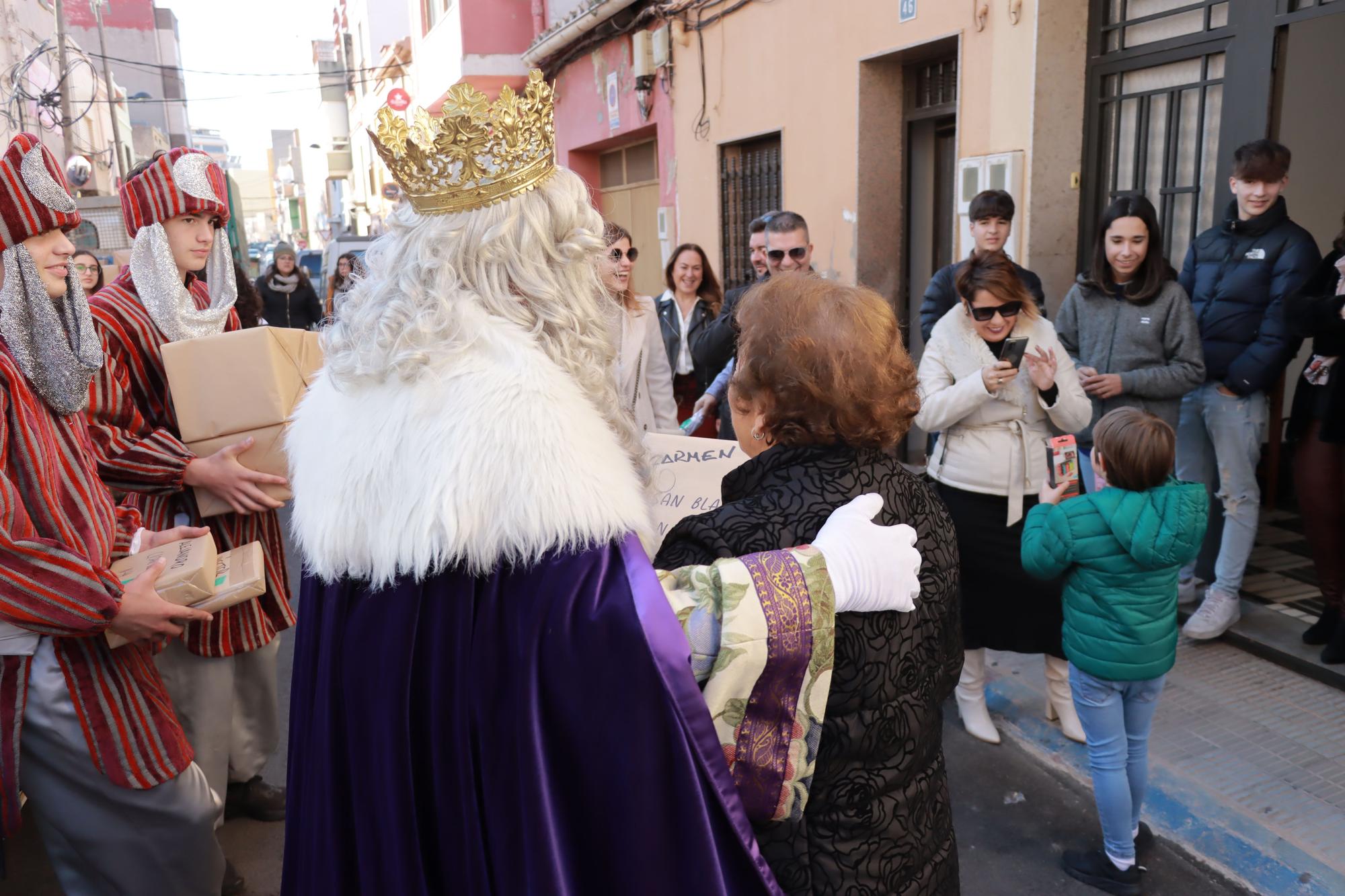 Los Reyes Mayos premian a los vecinos de Vila-real con cientos de regalos en este 2023