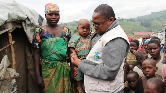 Miembros de una oenegé prestando ayuda a familias de refugiados del Congo.
