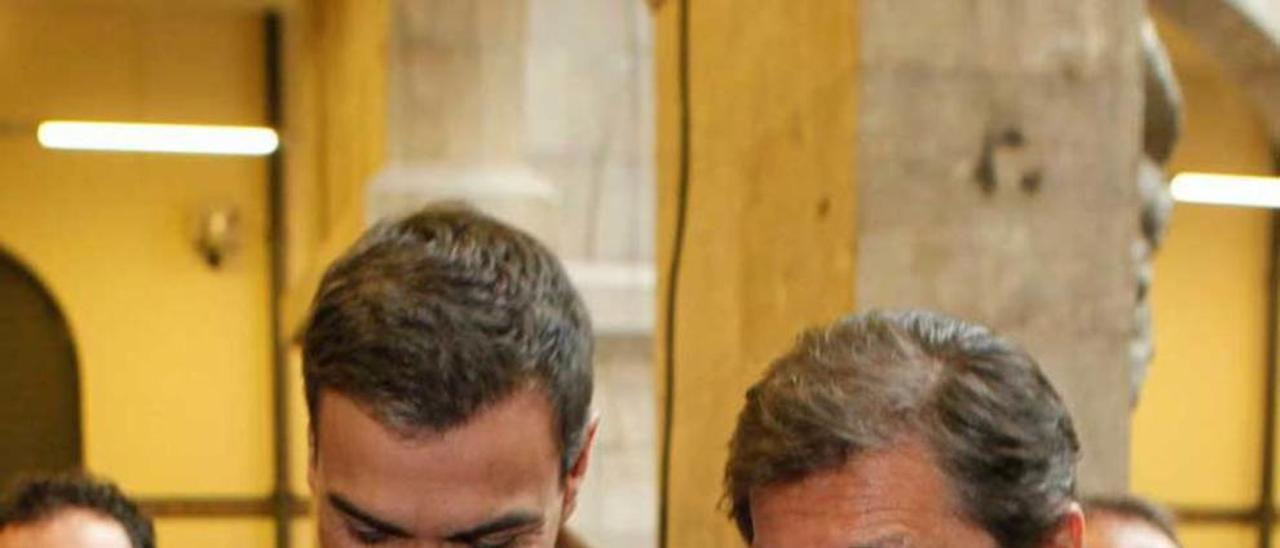 Pedro Sánchez y Javier Fernández, el pasado septiembre, en Gijón.