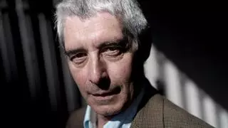 Ángel Gómez de Ágreda, experto en ciberseguridad: "El móvil es un caballo de Troya, pero lo llevamos alegres en el bolsillo"