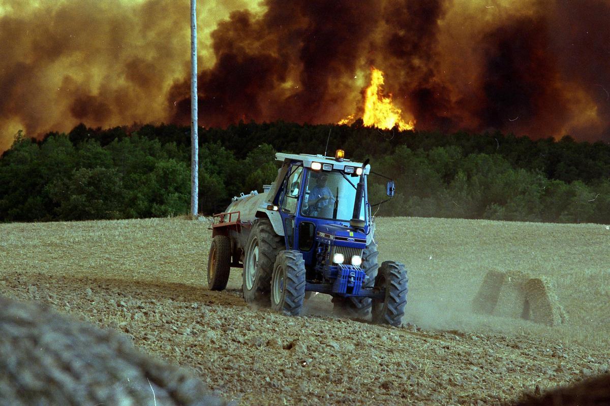 Fa 28 anys, els pagesos també llauraven el camp per evitar la propagació de les flames