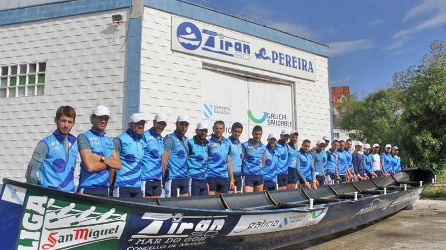 La tripulación de la Sociedad Deportiva Tirán Pereira posa junto a la trainera en el club.