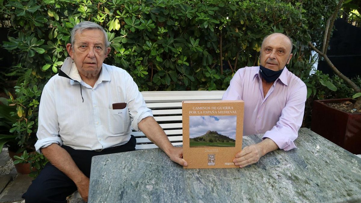 Carlos Vara Thorbeck y Javier Ramírez con su nueva obra, 'Caminos de Guerra de la España medieval'