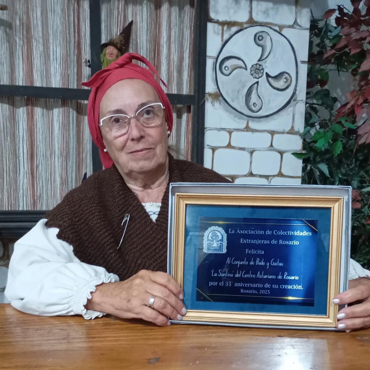Carmen Marianucci, con la placa de reconocimiento.