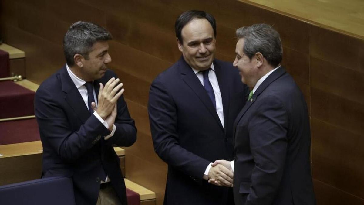 Mazón, Llorca y Llanos se saludan tras el apoyo de Vox al nuevo ‘president’ en las Corts