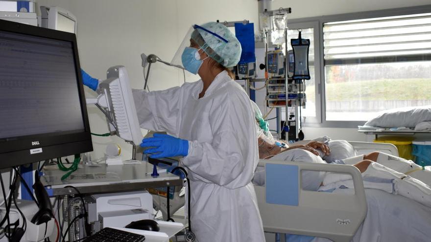 Un dels boxs de l&#039;UCI de l&#039;hospital Santa Caterina de Salt amb un pacient ingressat per coronavirus.