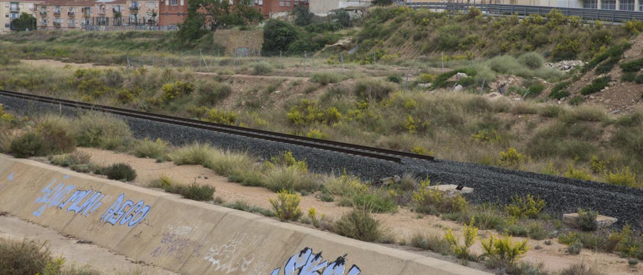 Las vías siguen sin retirarse por completo y mantienen cortado el enlace Vía Parque con el PAU 1.