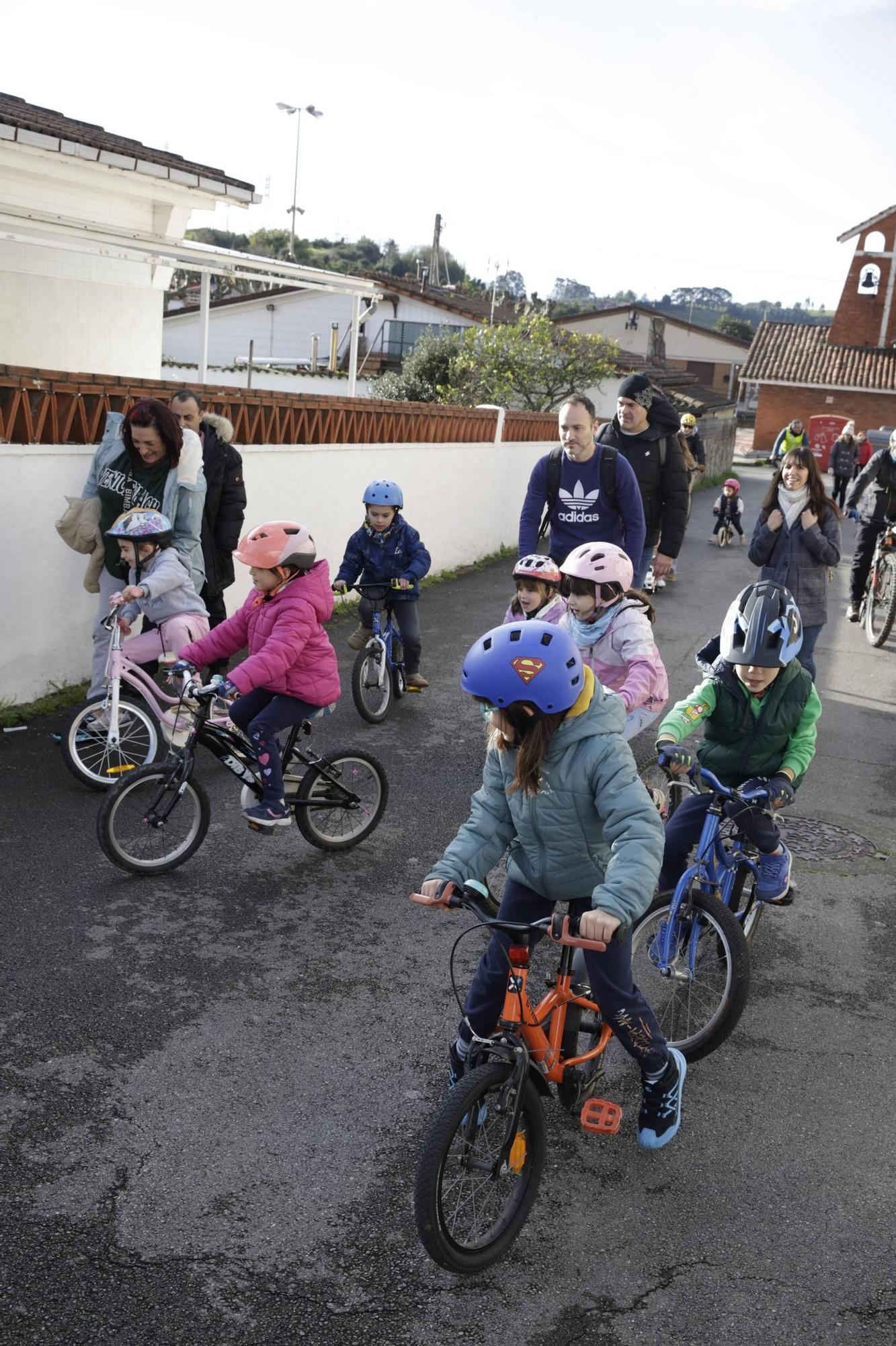 El Príncipe Aliatar dispara la ilusión en los barrios de Gijón (en imágenes)