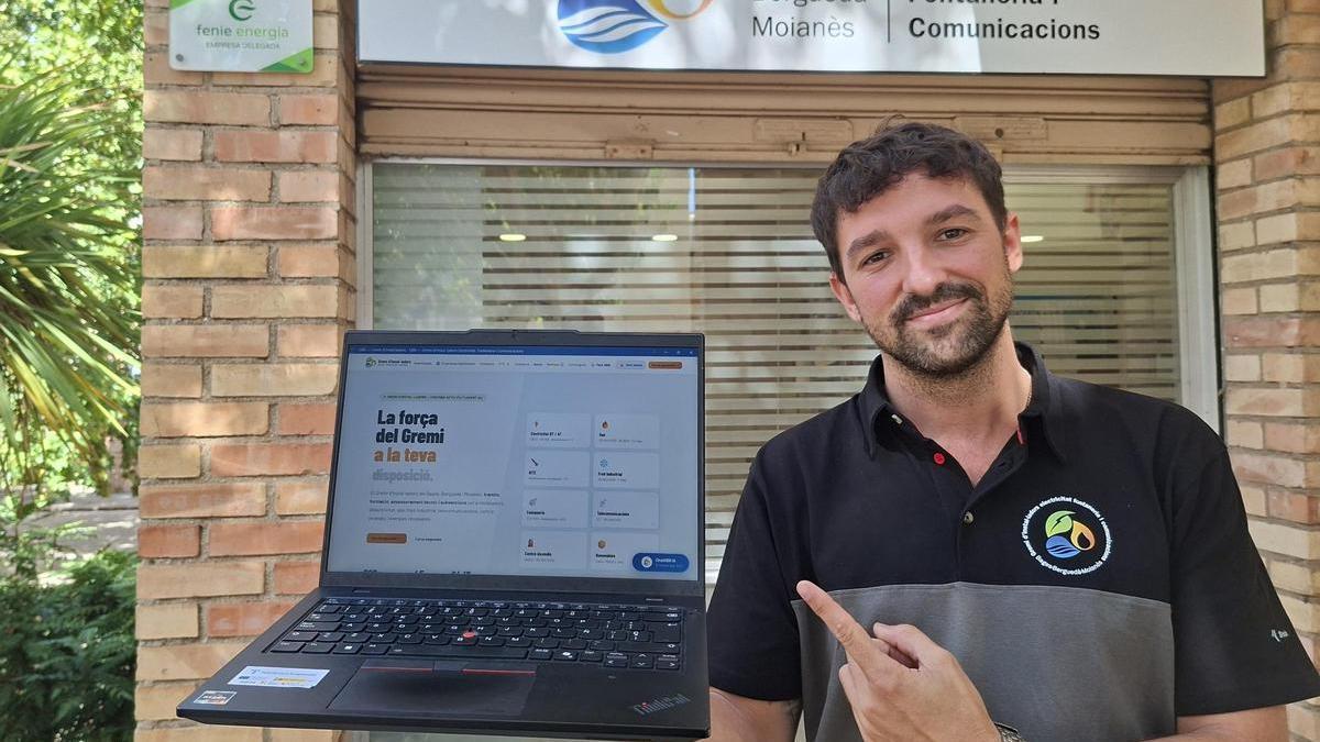 Ferran Soler, director del Gremi d'Instal·ladors, mostrant la nova web chat.gbb.cat