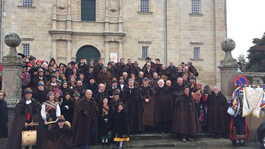 Las capas alistanas y mirandesas en el desfile por las calles de la ciudad lusa, y en la llegada a la catedral.