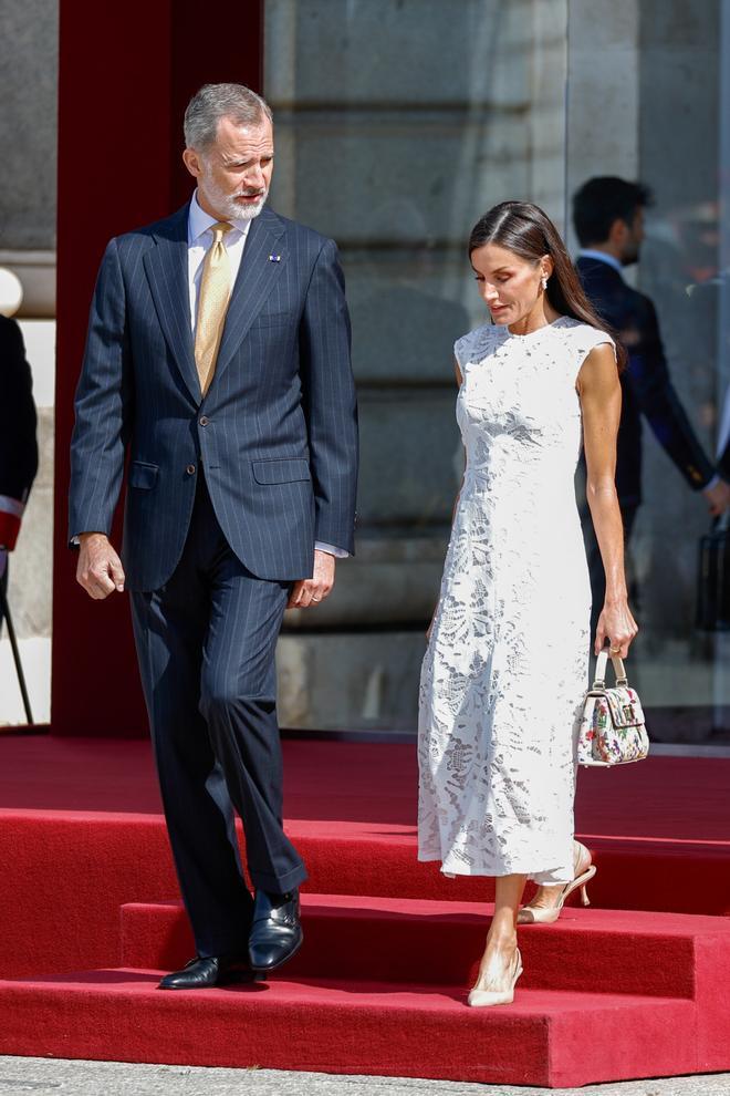 La reina Letizia con vestido de Sfera blanco