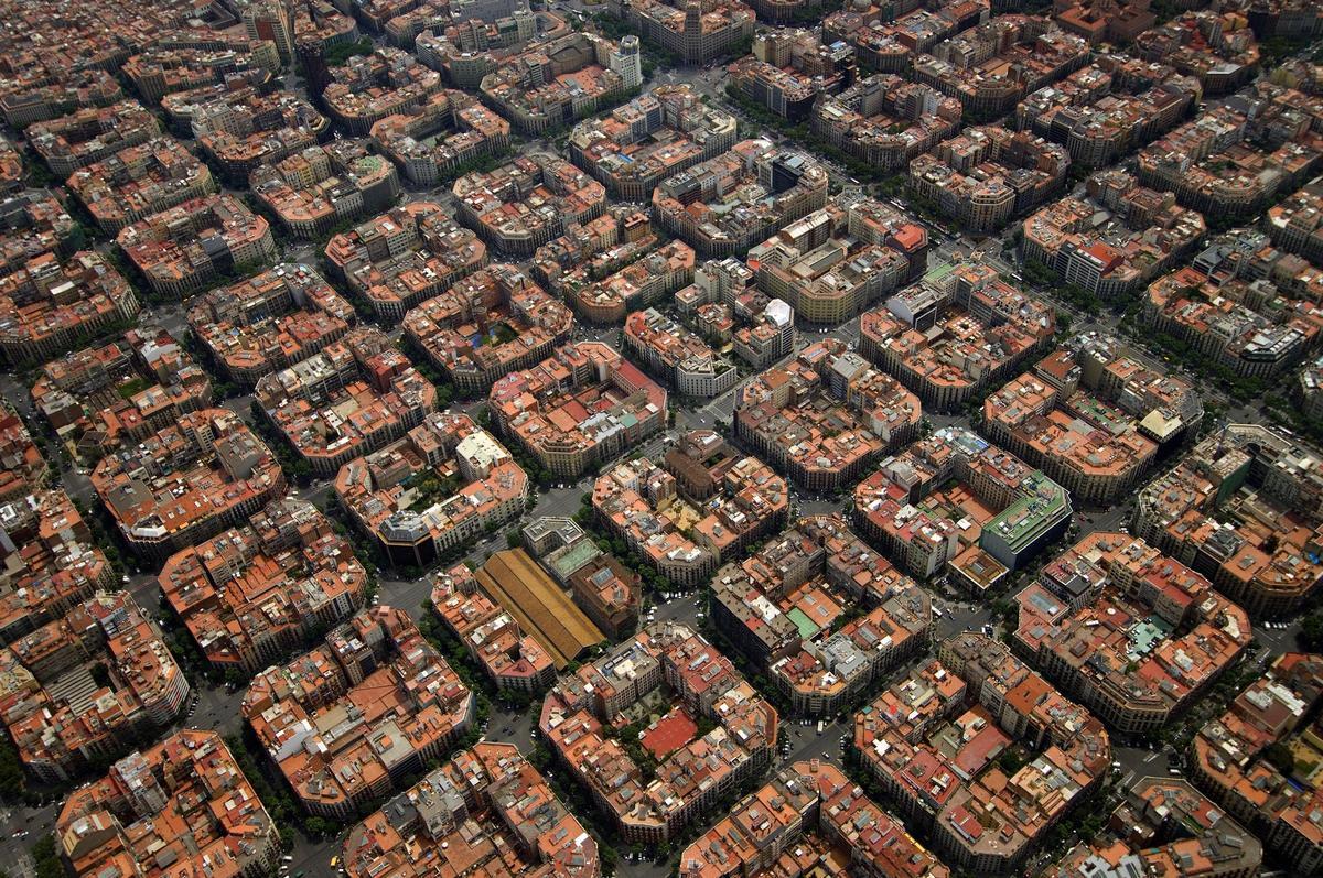 El Eixample a vista de pájaro, para algunos autores, el mejor y más gigante homenaje a Cerdà.