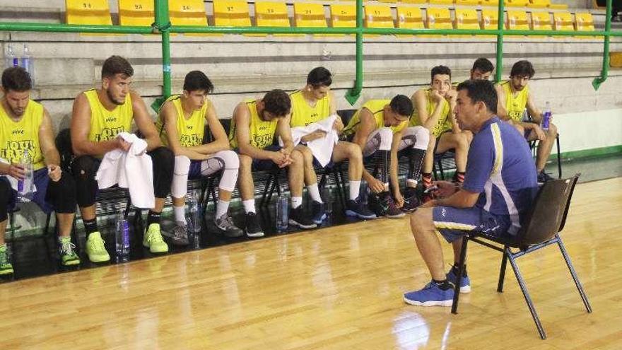 Gonzalo García de Vitoria, con sus jugadores en el Pazo. // Iñaki Osorio