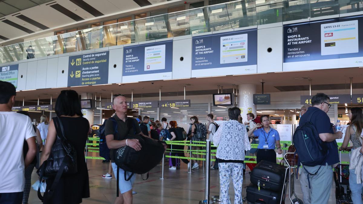 Pasajeros en el aeropuerto de Valencia, en una imagen de archivo.