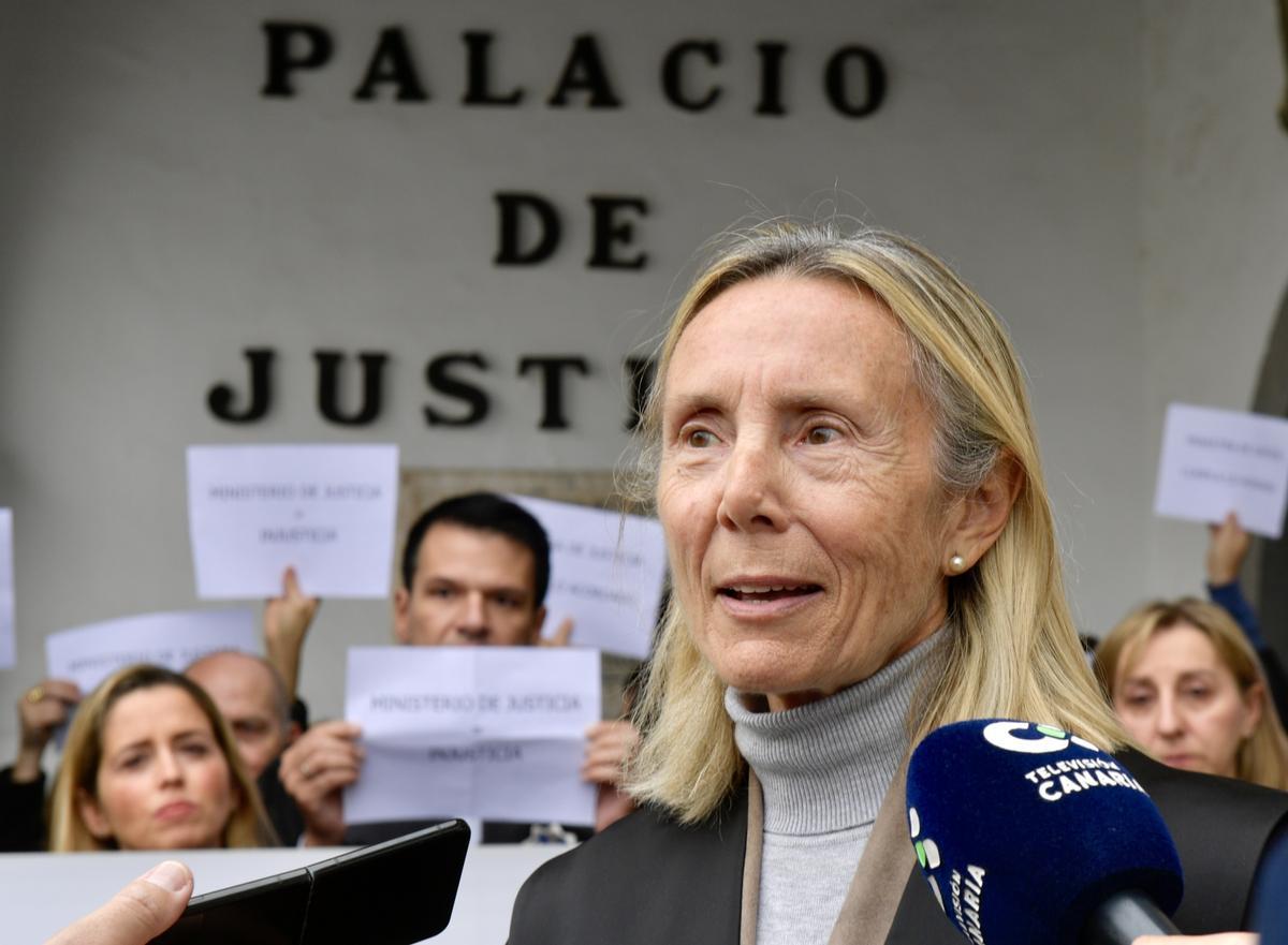 Isabel Morales, portavoz de los letrados de la administración de justicia en Las Palmas, durante la concentración este miércoles