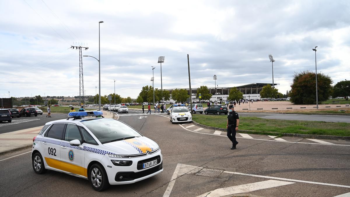 La Policía Local regula el tráfico en uno de los partidos del Badajoz al principio de la temporada.