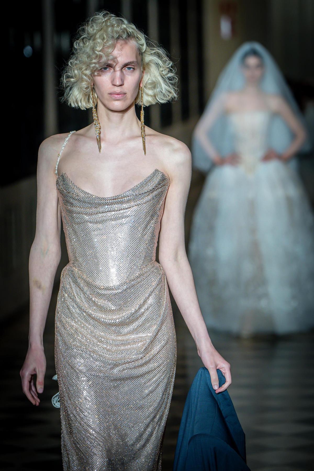 Barcelona Bridal Night: desfile nupcial de la firma Vivienne Westwood en el patio del edificio histórico de la Universitat de Barcelona