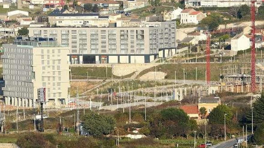 Zona urbanizada e con vivendas no parque ofimático.